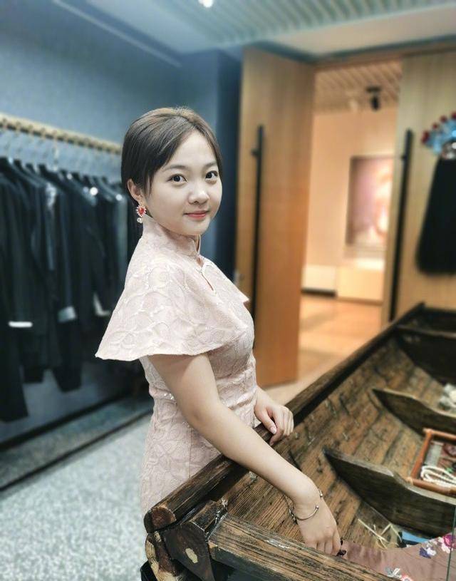 林妙可审美落后,想扮性感身材却一股大妈味,才24怎么也没少女感_穿着