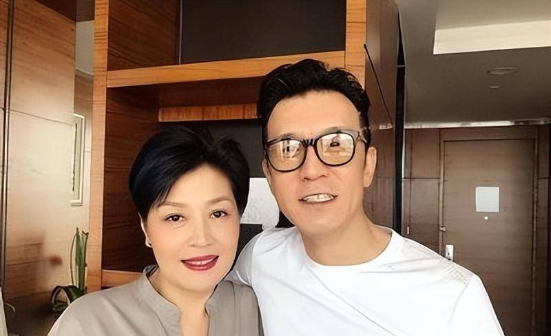 李咏病逝5年,再看遗孀哈文近况,才明白他当年的选择有多正确_美国