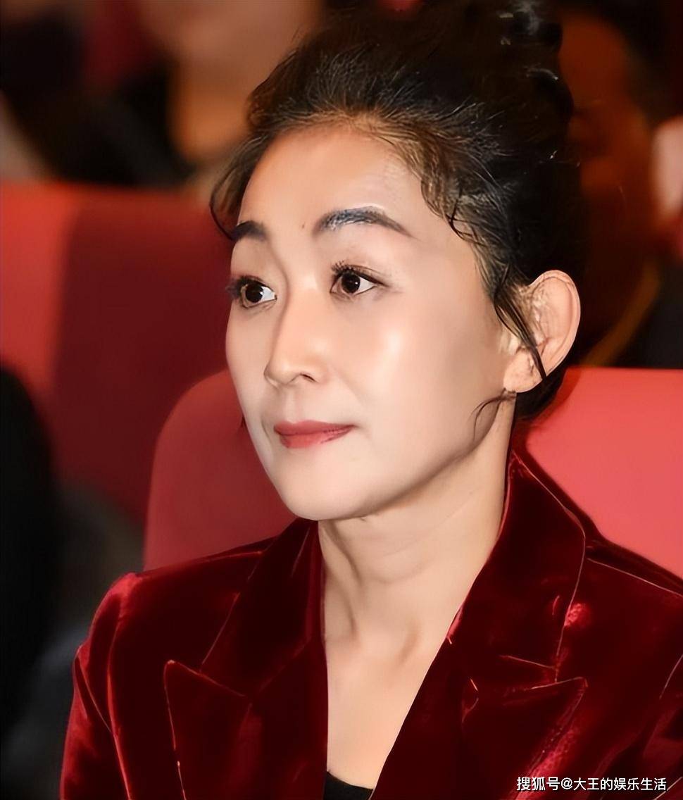 59岁不婚不育的陈瑾成了人生赢家:出席活动的行头价值高达3亿_巫刚