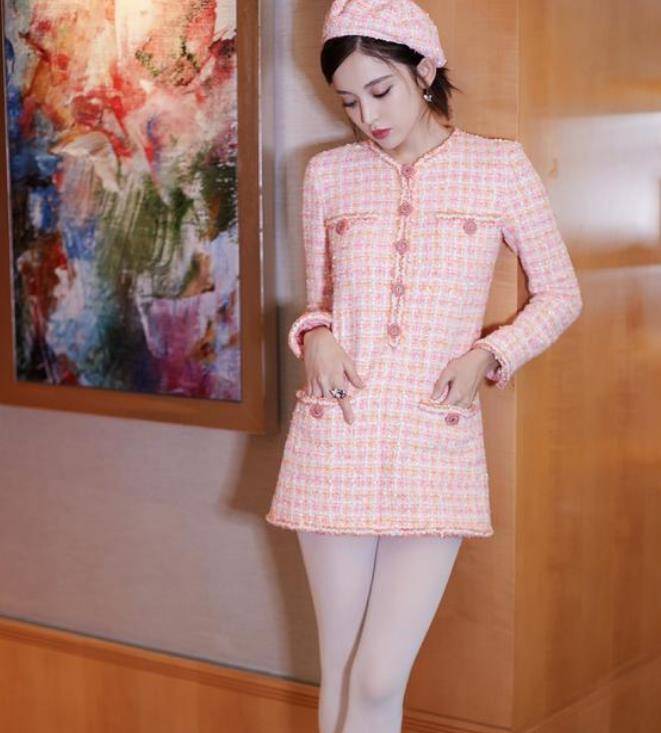 最美的还是古力娜扎的女仆装,白丝袜和粉色上衣尽显制服之美!