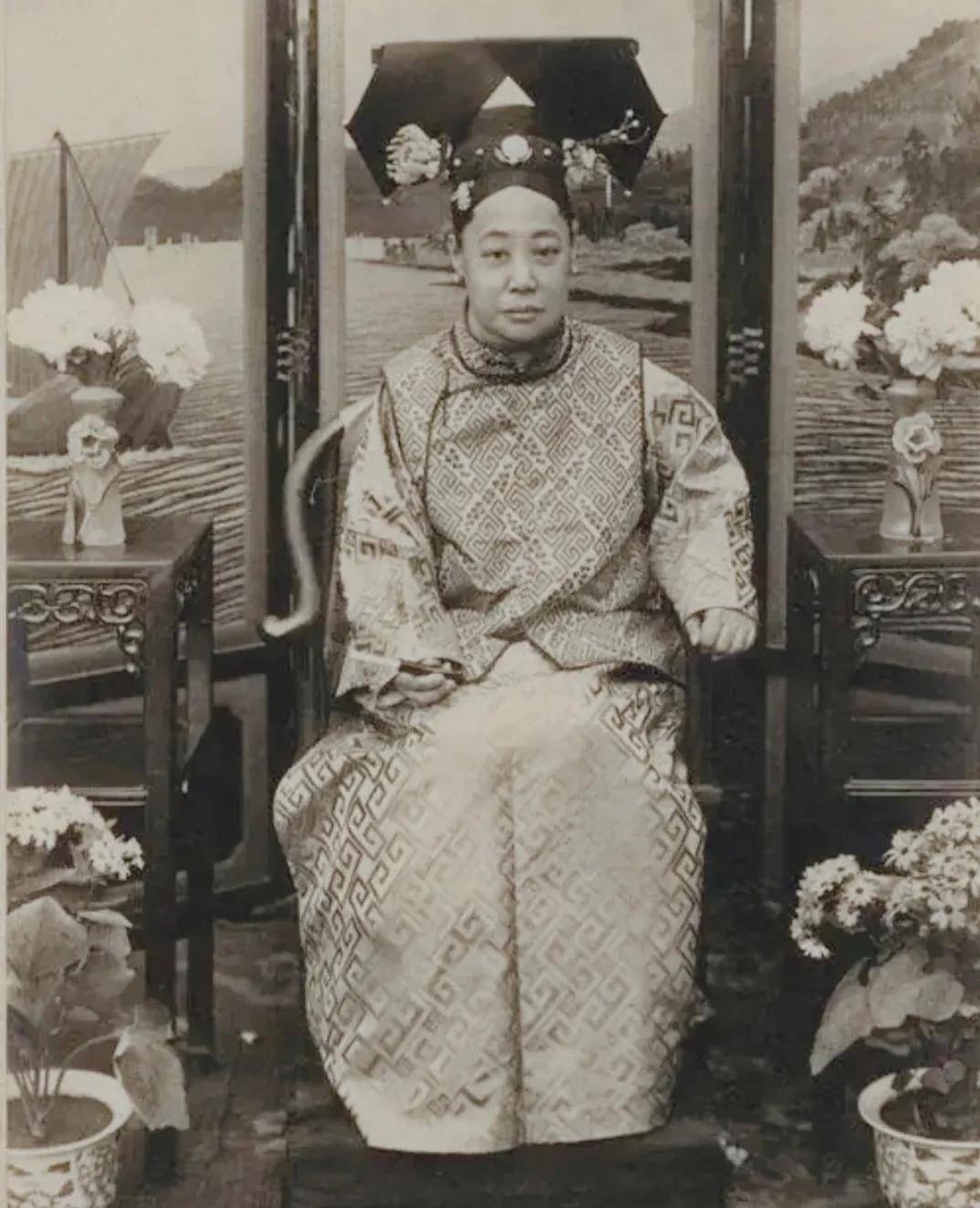 她是末代皇帝的弟媳,光绪皇帝的侄女,民国最会撩汉的渣女唐怡莹_瑾妃