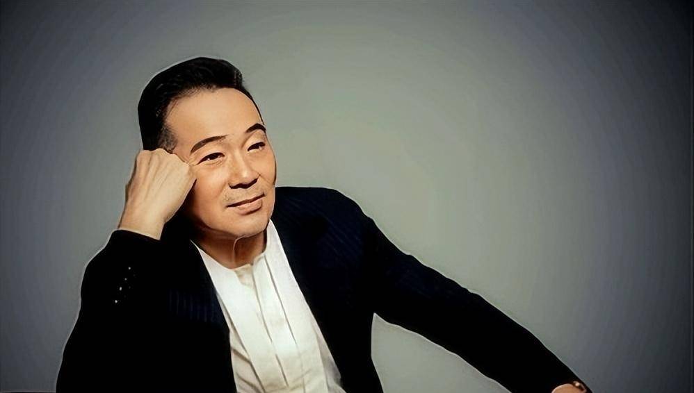 隐婚30年零绯闻,长期吃剩饭菜,一件衣服穿35年,却因直播被骂哭_张晨光