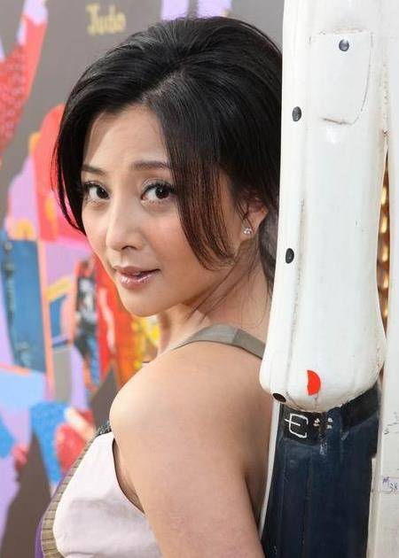 北京超市偶遇殷桃和王骁,殷桃小脸大酒窝很漂亮,王骁演技很不错_生活