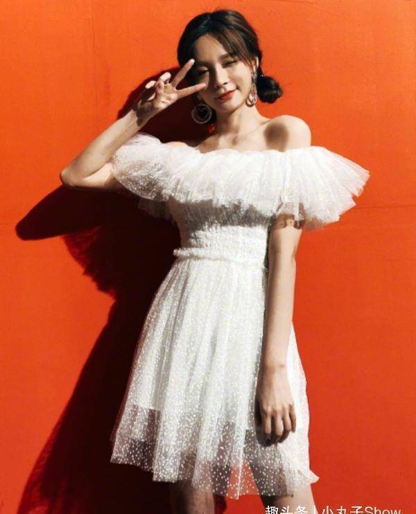 31岁沈梦辰爱上公主裙,秀出香肩锁骨加长腿,又是一枚小公主_线条_设计