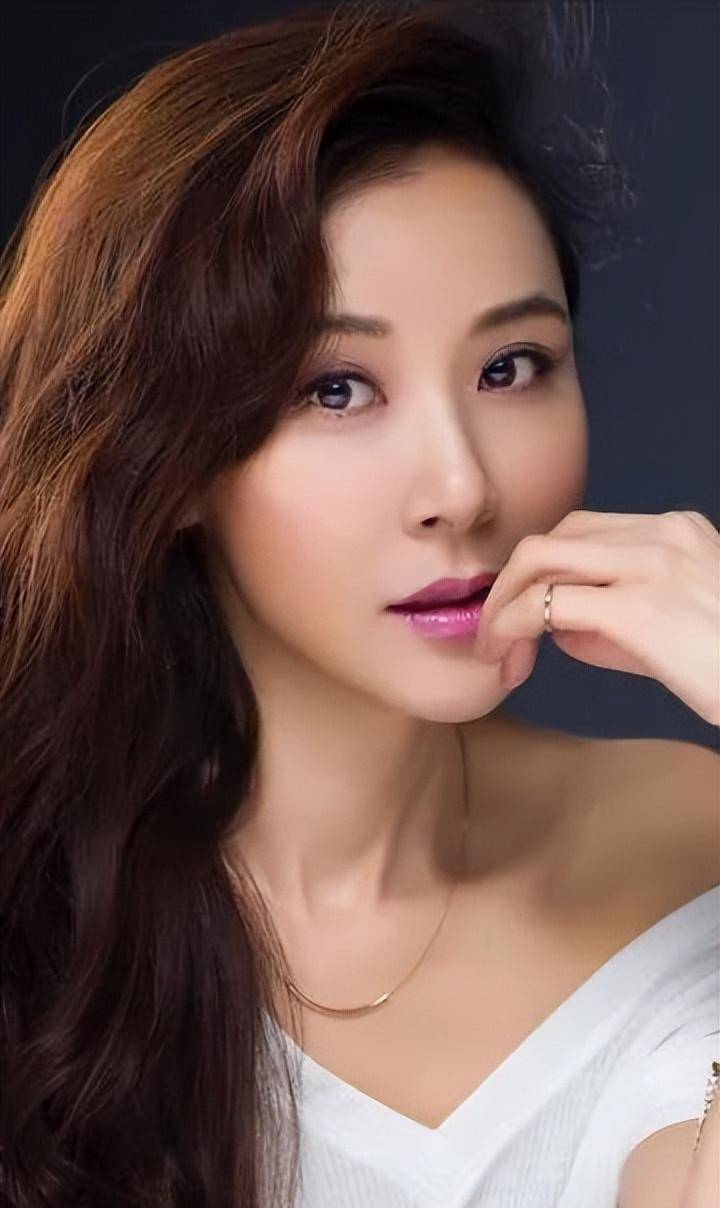 她是"第一美人",因美成名,却成富豪玩物,如今50多岁无人敢娶_萧蔷仍