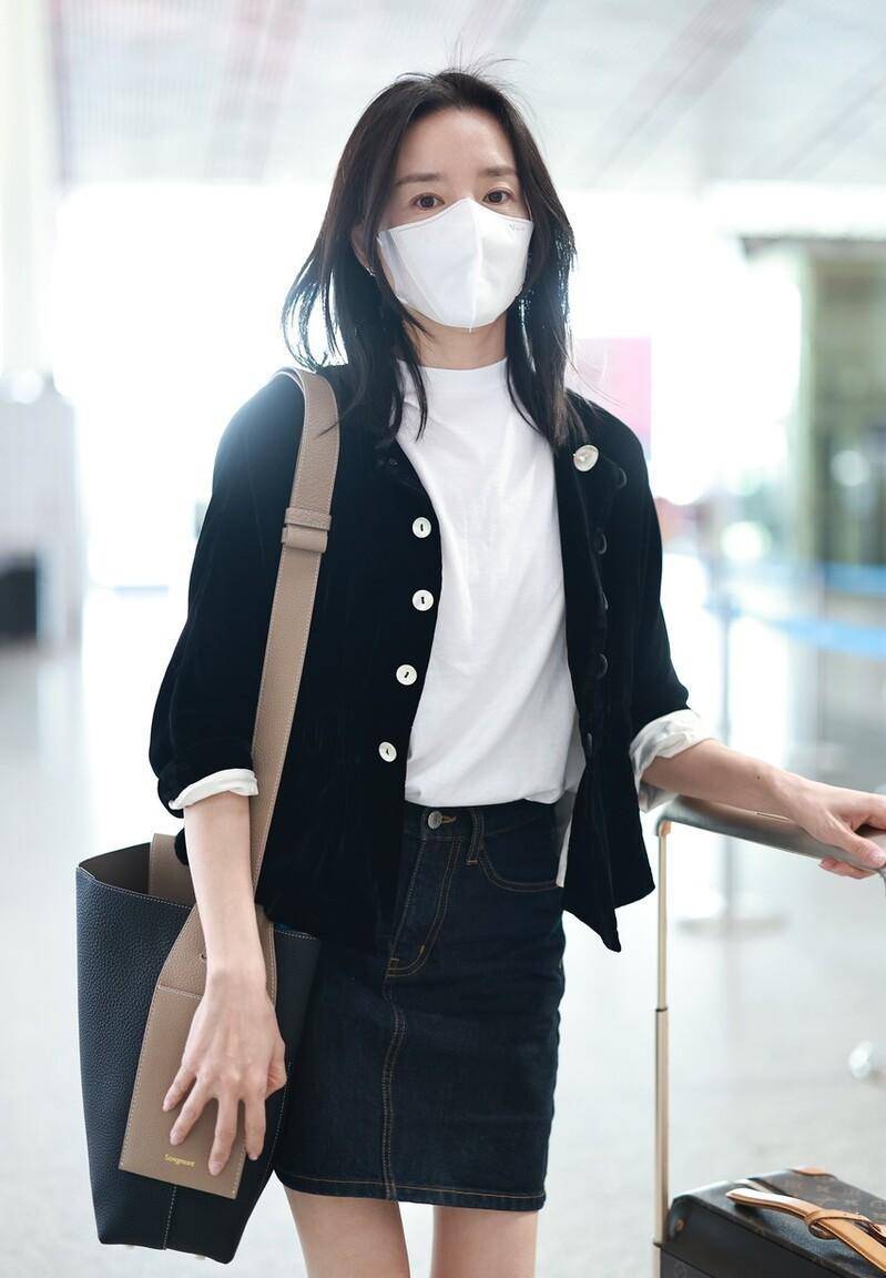 董洁现身北京机场黑色针织开衫 牛仔半裙 白t恤温柔典雅