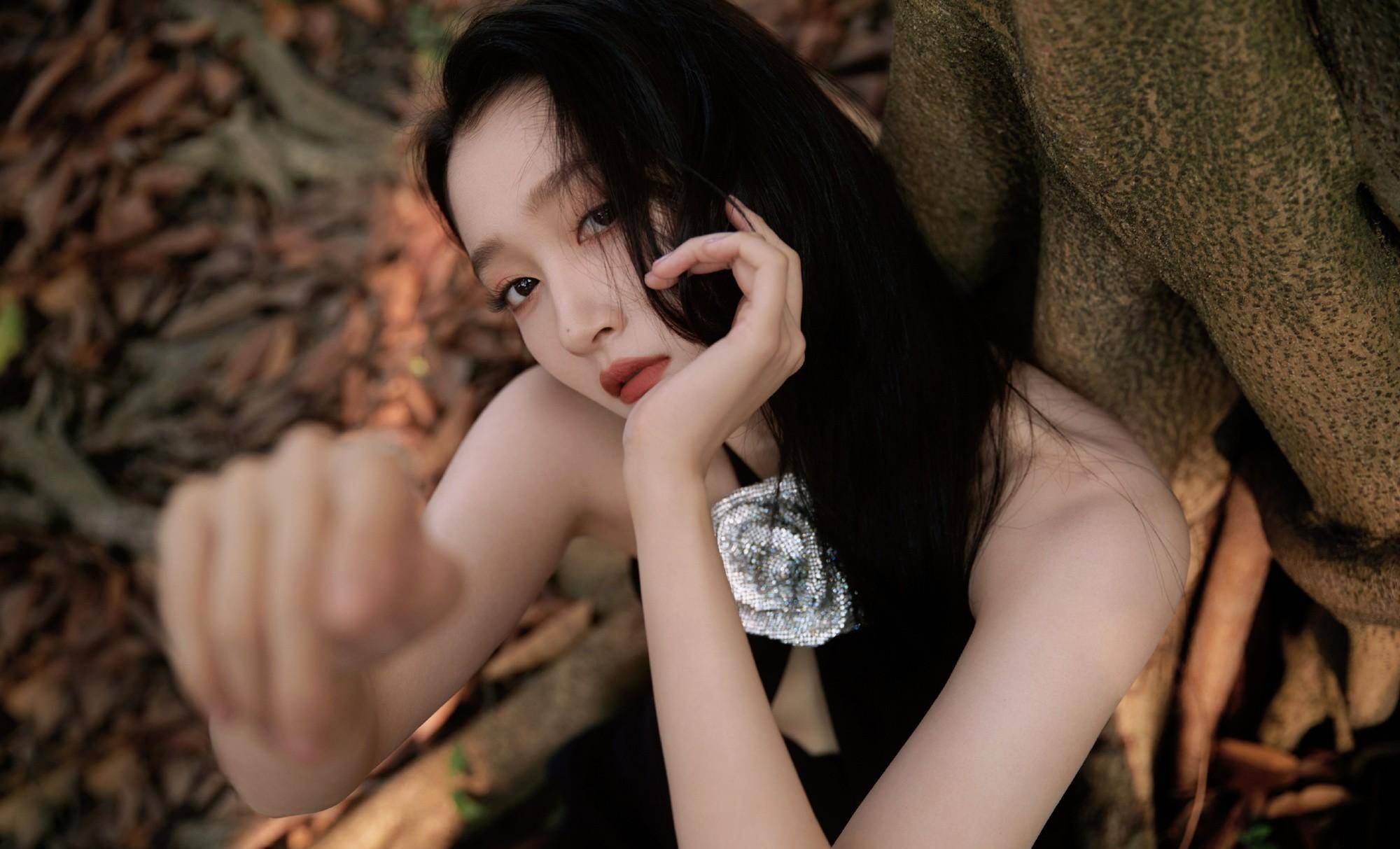 关晓彤穿挂脖紫黑裙,美腿吸引真爱的目光_时尚_裙子_整体