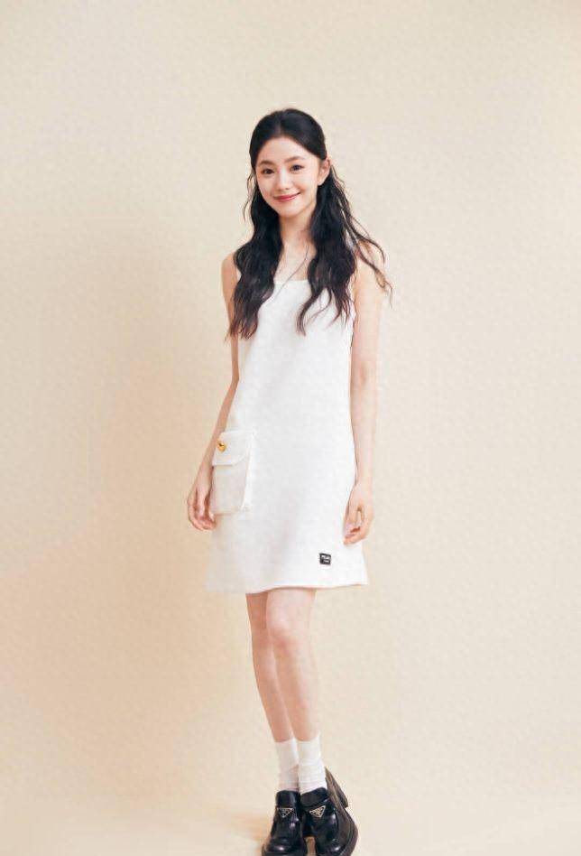刘浩存身穿白色短裙的照片被曝光,笑容清纯甜美_人们_表演_个性