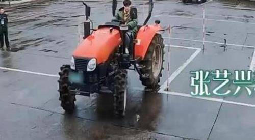 张艺兴拿到拖拉机驾照 小狐狸的驾照在哪里考的_驾驶证_生活_考试