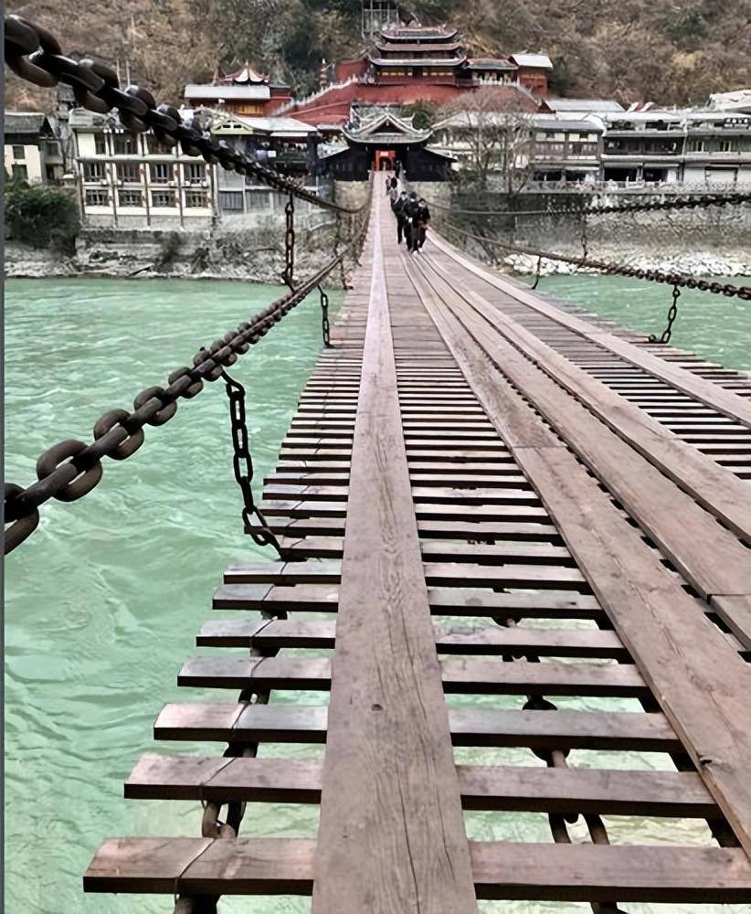 300年前,古人如何将40吨铁索搭建大渡河之上,一年建成泸定桥?