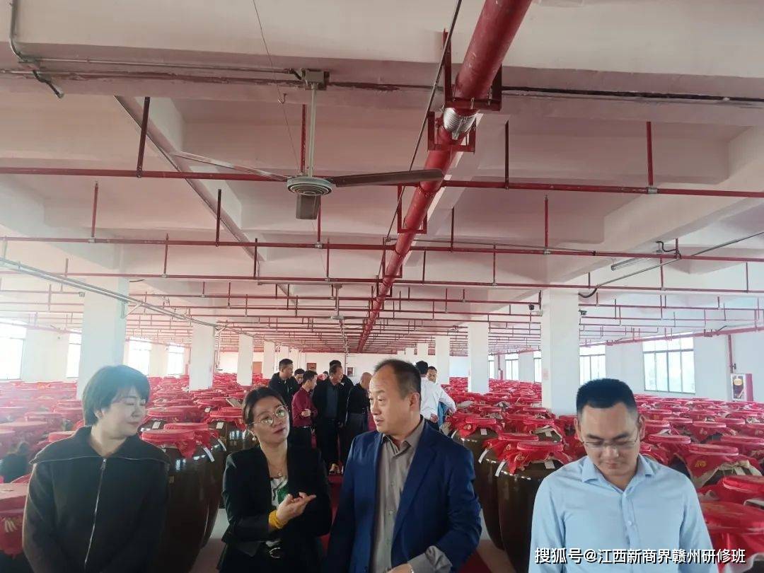 走进赣州虔酒酒业有限公司上午十一时许,谢朗明荣誉会长便在龙南