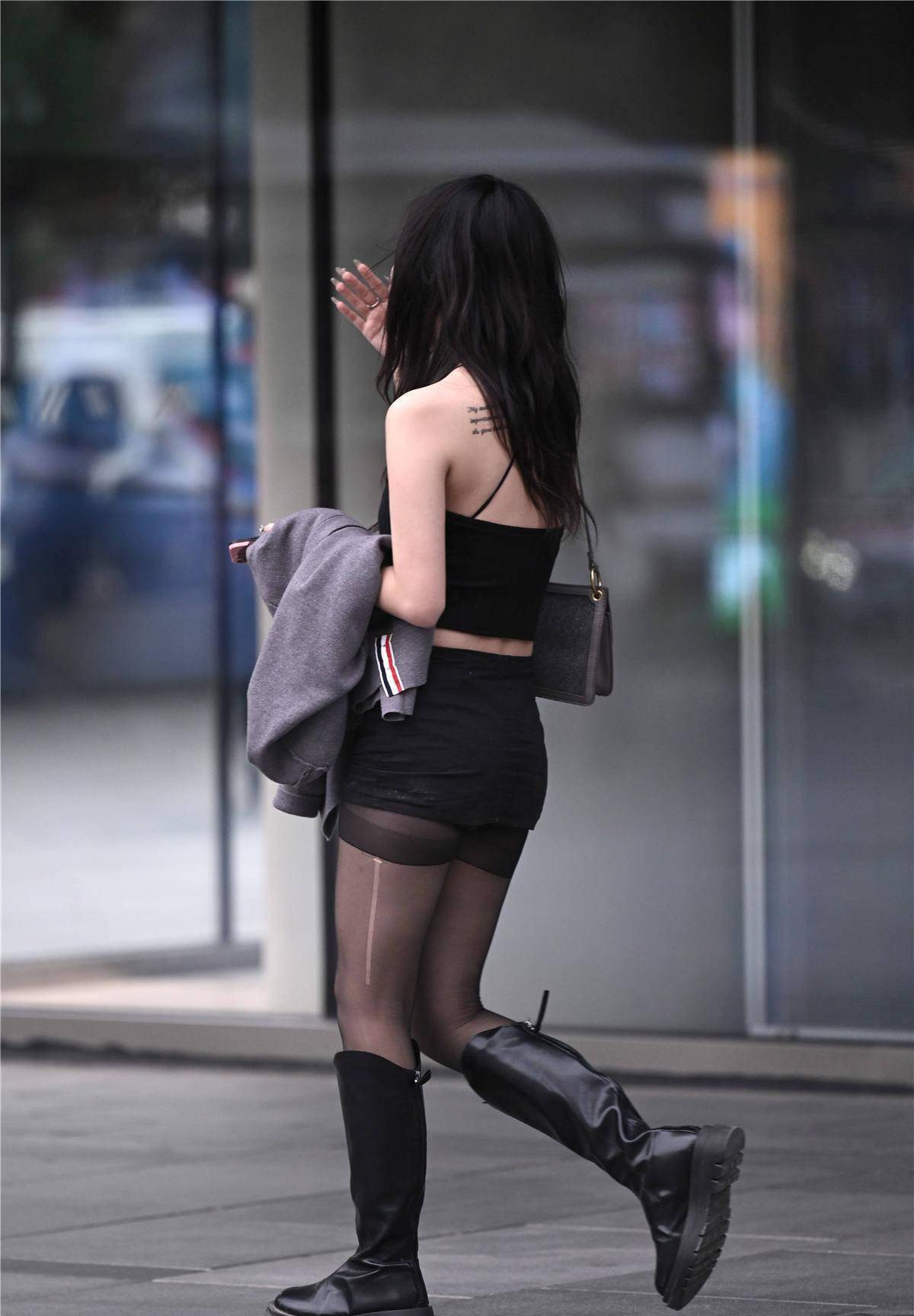 秋冬季节出门,长靴搭配黑色丝袜,要搭配出精致不难_风格_效果_靴子