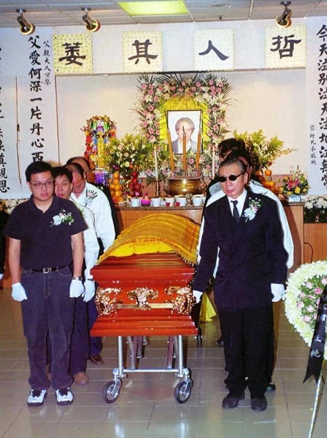 老照片:1997年,林正英葬礼现场,女友苑琼丹泣不成声,哭成泪人