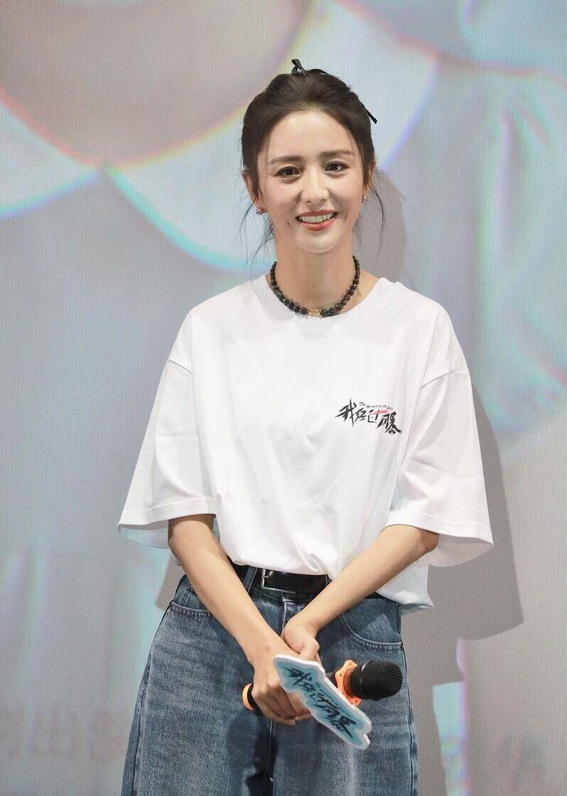 佟丽娅明明那么瘦,还穿宽松t恤搭阔腿裤,像偷穿大人衣服的小孩