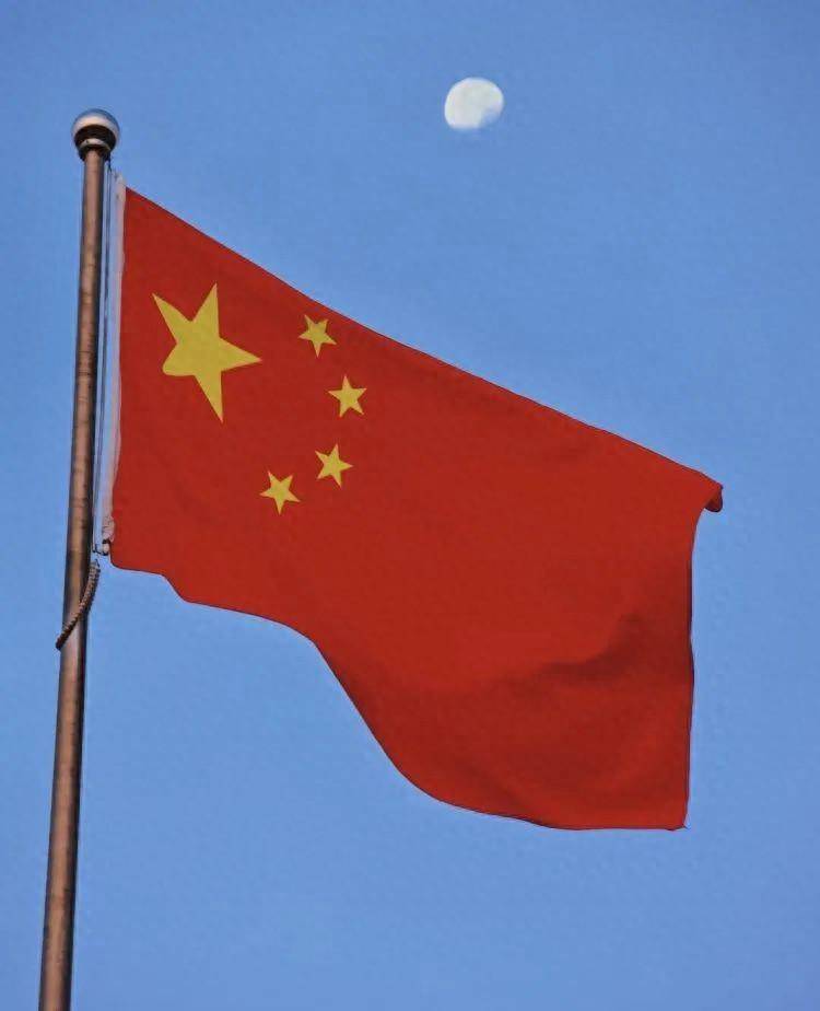 01 升旗伴随着庄严的国歌,全体师生向国旗敬礼,五星红旗冉冉升起,展现