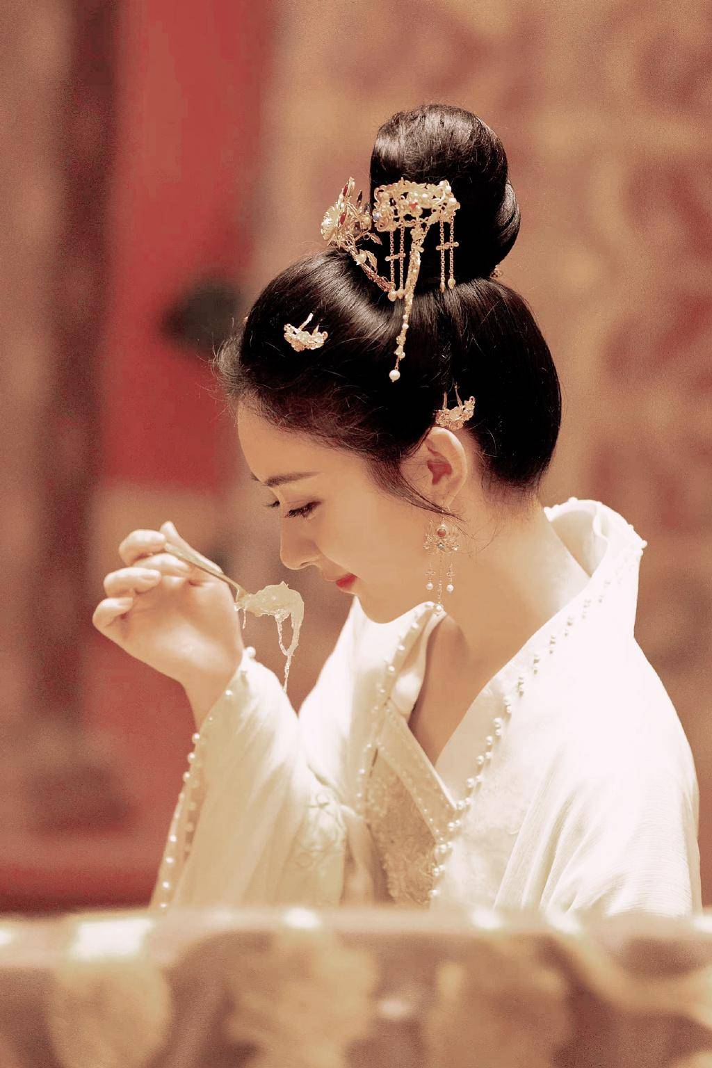 被赵丽颖惊艳到了!这"汉服"造型,不拍电影都可惜了_颜色_整体_发型