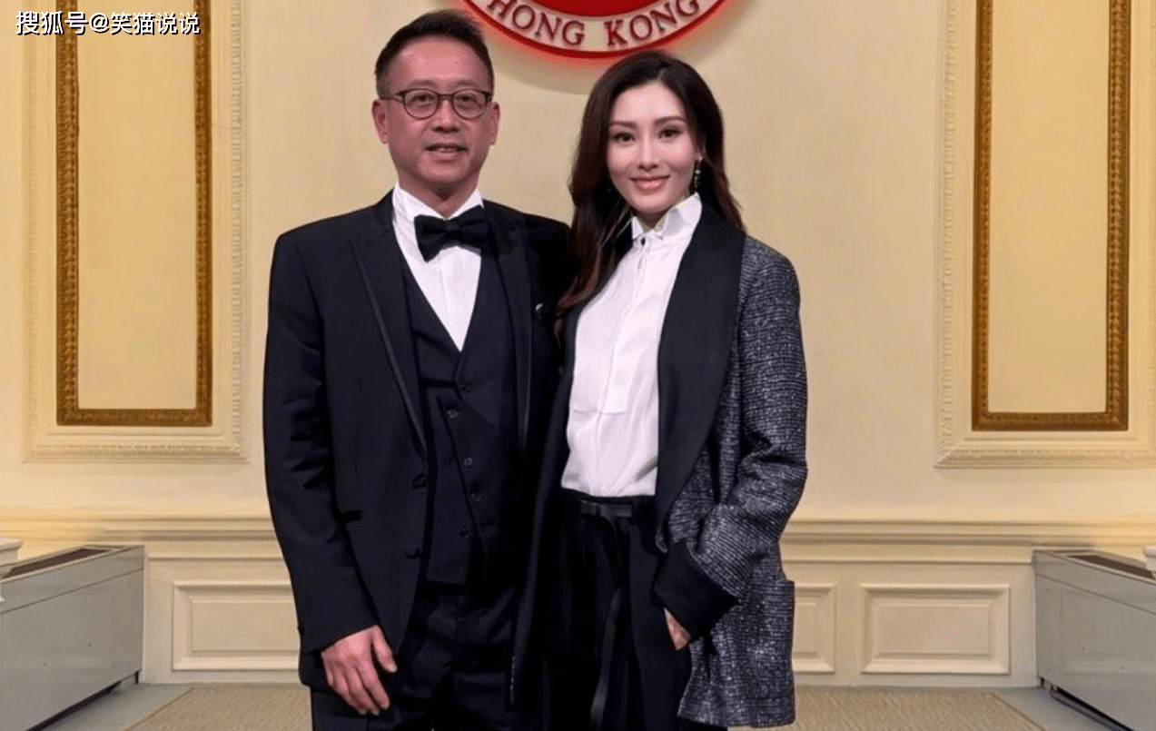 李嘉欣晒合照:西装套装好酷飒,与丈夫许晋亨甜蜜合影!_造型_衣品_网友