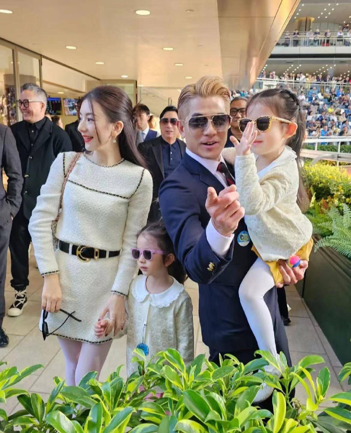 天王嫂方媛深夜晒全家福秀恩爱,大赞老公郭富城是抱娃高手_女儿_妻子