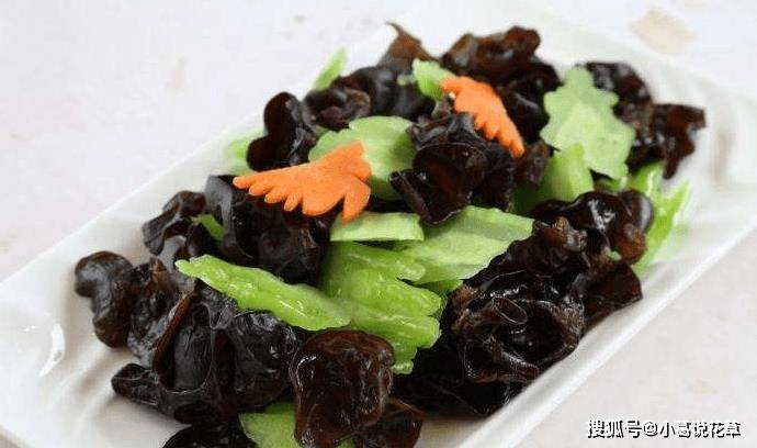 制作这道黑蘑菇苦瓜凉菜时,需要注意以下几点:1,苦瓜应该这样处理:把