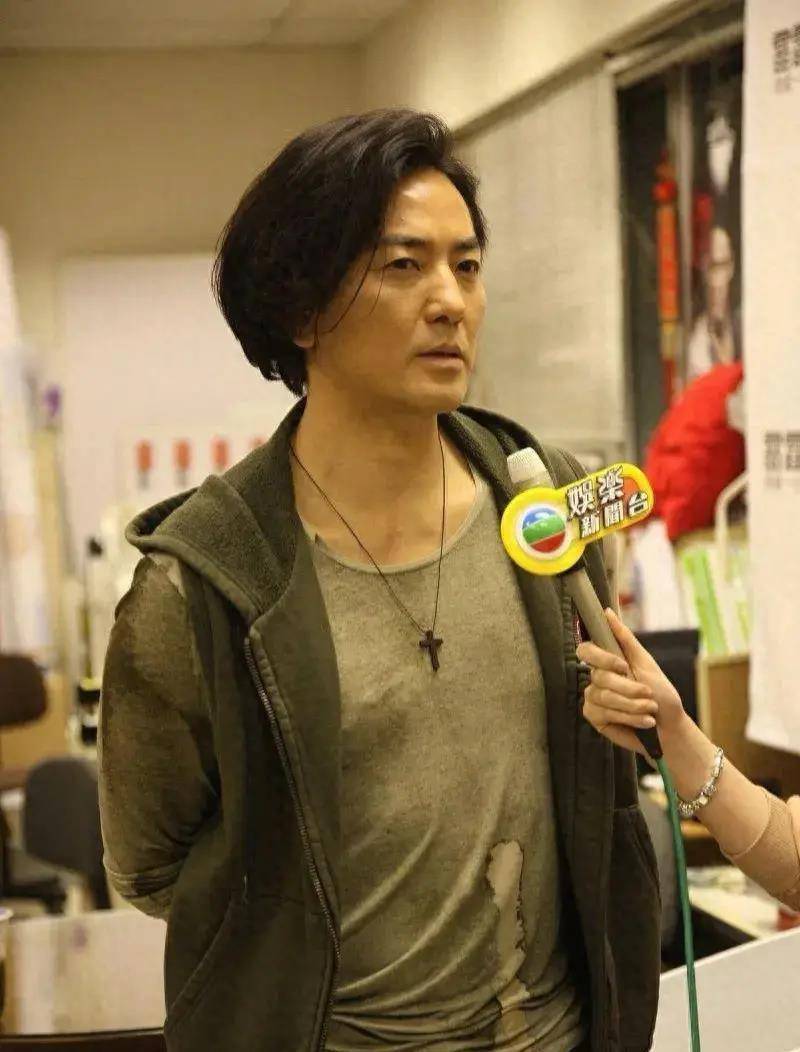 郑伊健的情感历程:颜值与爱情的权衡,谁才是他的心头所爱?