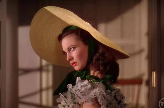 为了信守对阿什利的承诺(在分娩时照顾梅兰妮),斯嘉丽一生产就没有