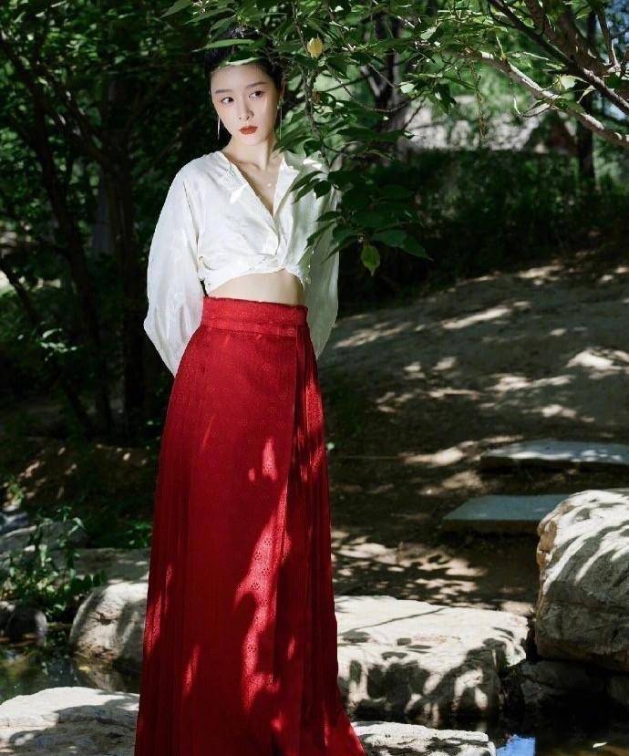 38岁童瑶的这个夜晚,完全抓住了中国人的审美_身材_衣服_明星