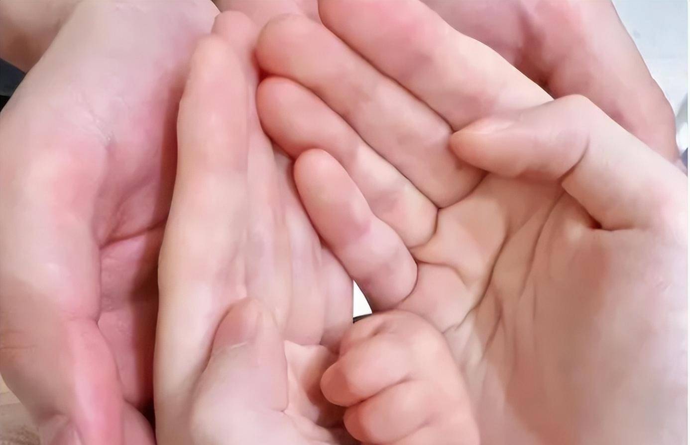 女方是美丽的女军人,一家三口首次同框,超温馨!_周雨_乒乓球_家庭