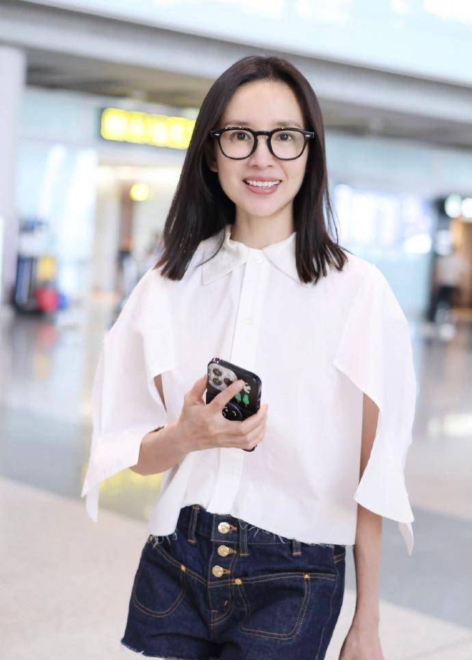 他的身材已经不再像年轻时那样窈窕单薄了,但董洁的身材却还是和年轻