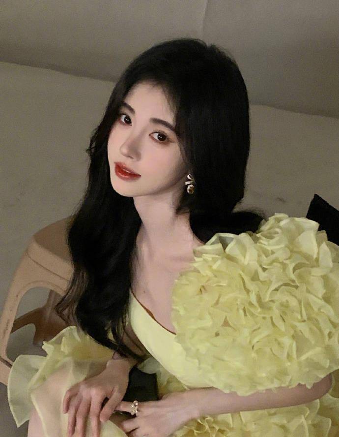 鞠婧祎最后一张美照曝光,卷发搭配浅黄色花瓣裙尽显温柔风情_画面