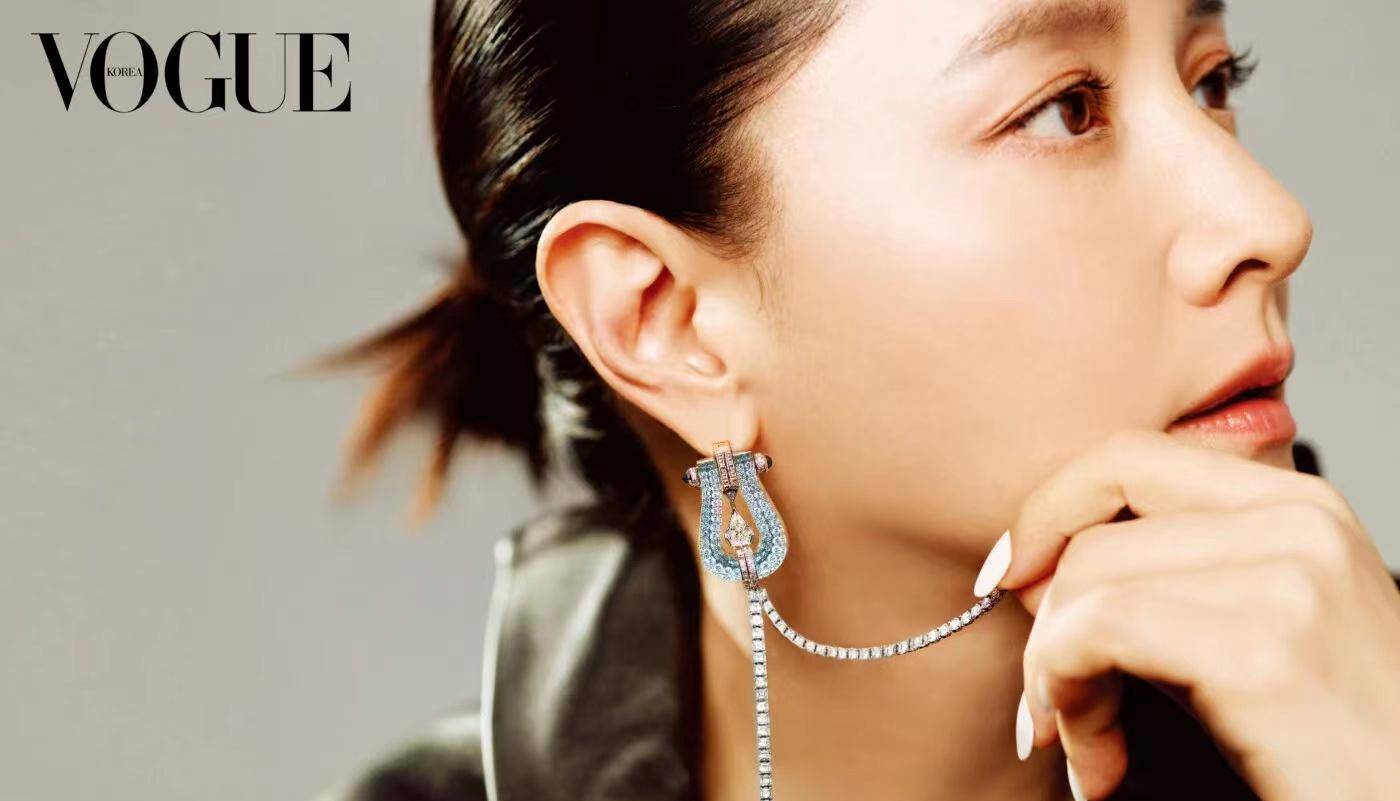 52岁李英爱不愧是韩国神颜!高调拍大片皮肤嫩得像少女,身材超辣