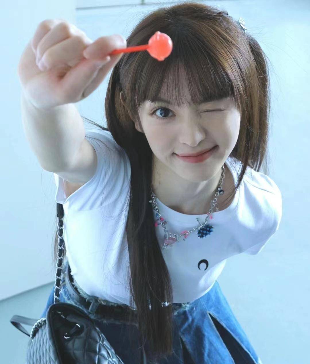 田曦薇出席商场活动,身穿深v领连衣裙,美得让人移不开眼睛!