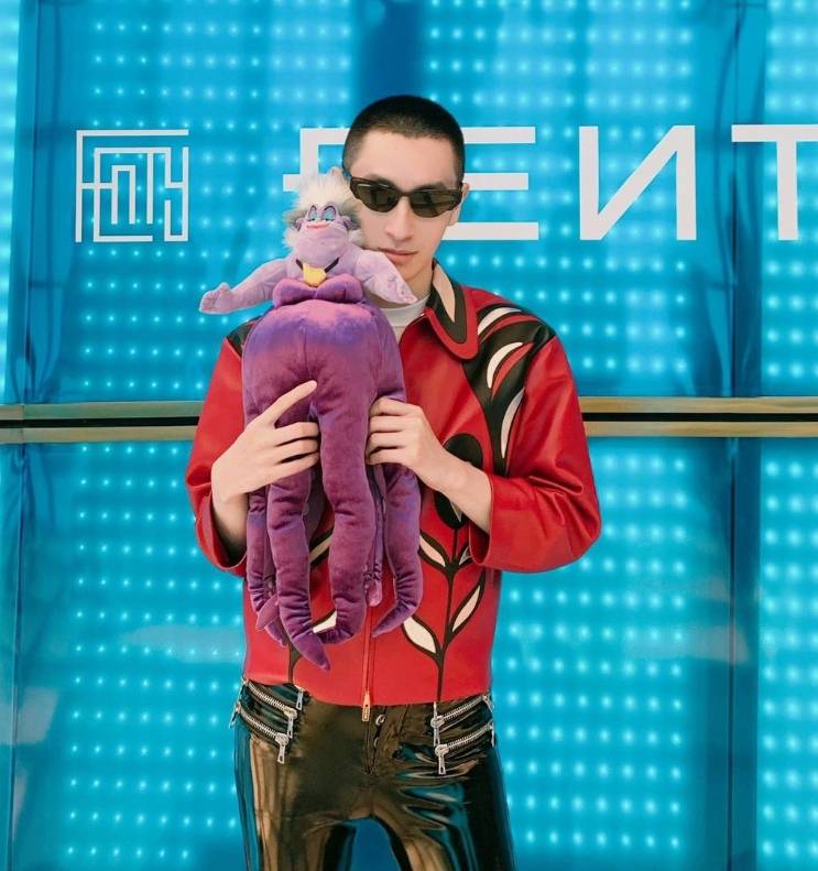 除此之外,闵塔鲨帮助王源成为了高定小王子,王源虽年纪轻轻,但是,是