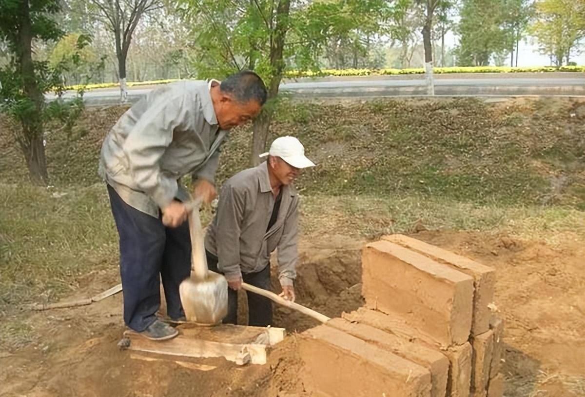 土坯磚,這東西,中國人都很熟悉.自古以來,中國農民,人人都會做.