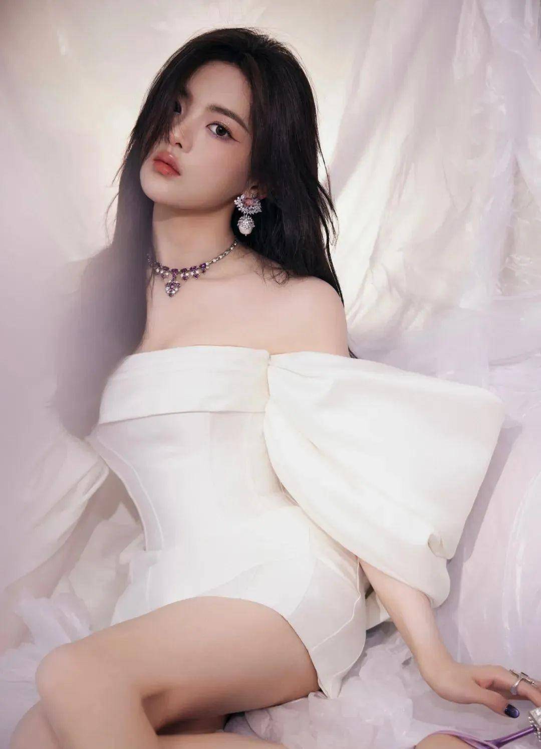 杨超越一袭白裙显得干练又迷人!雪白玉色让人叹为观止_白色_裙子_魅力