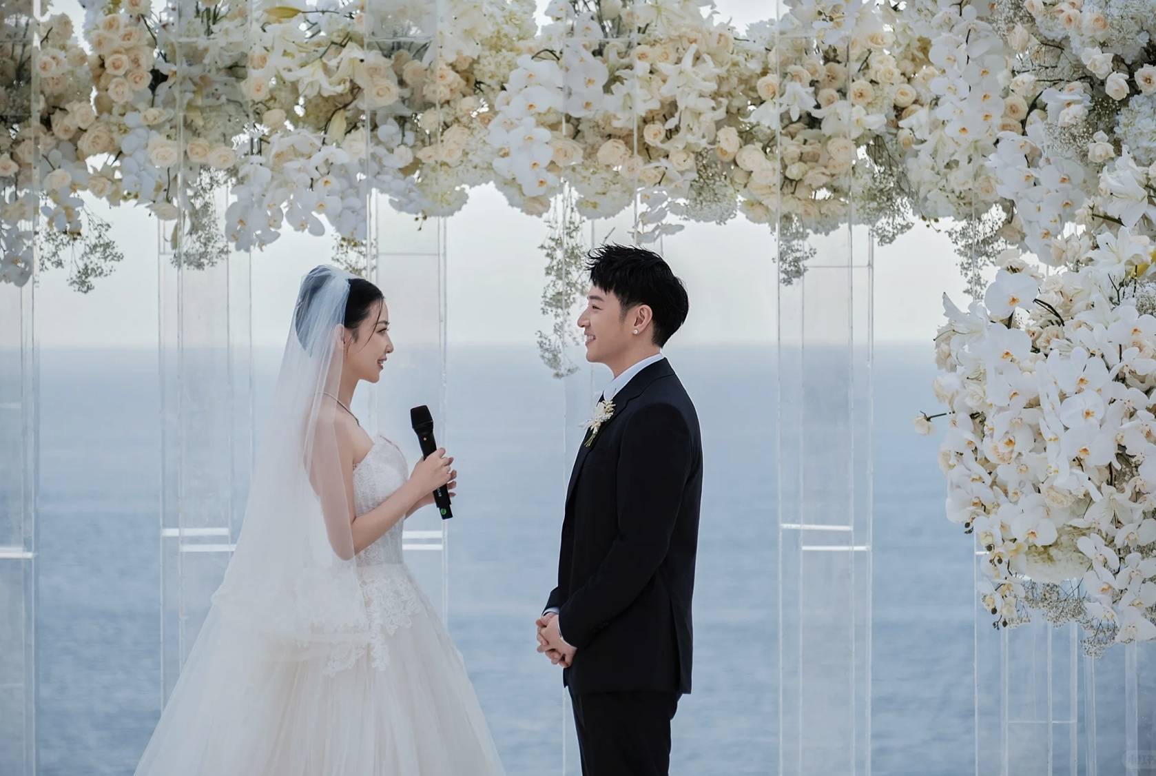 潘玮柏爱妻宣云公开多张婚礼现场高清照,四套婚纱尽显风情万种_孟佳