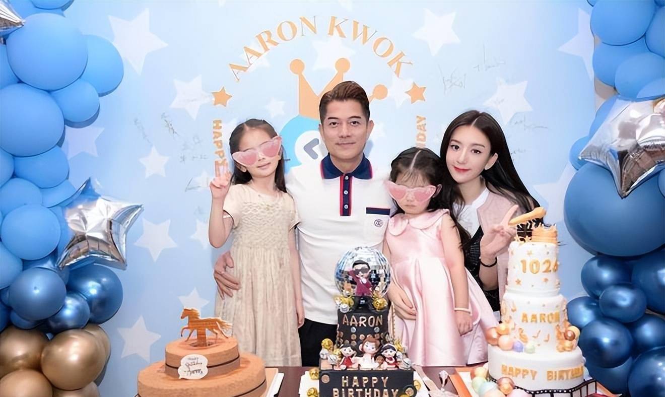 郭富城老婆晒全家福,大女儿露正脸好漂亮,方媛丝袜配凉鞋超抢镜_一家