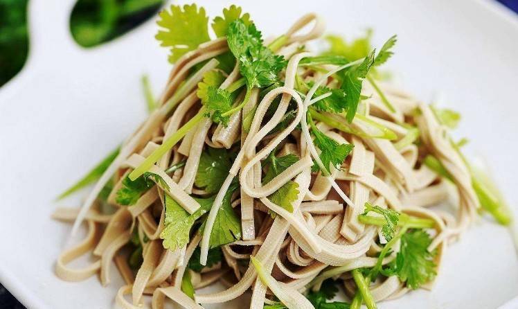 香菜和这个东西一起炒,给孩子多吃,补钙,变得健康,早吃早受益_补充