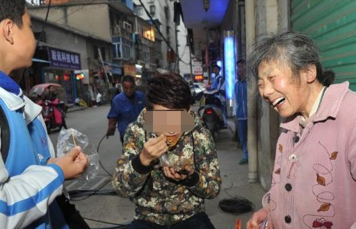 60岁奶奶卖小吃，1串1毛，20年从不涨价，60岁看着如70岁成网红！(图4)