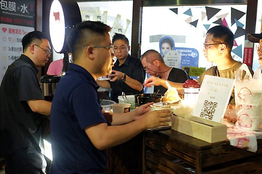 什么小吃**的青岛人凌晨12点排队抢购？这阵势太强悍了！(图3)