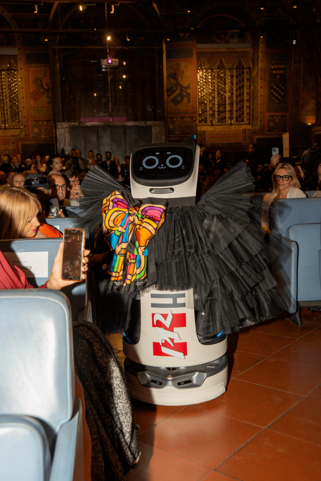 不只是走秀,贝拉在意大利t台定义新时尚_机器人_创新_服装