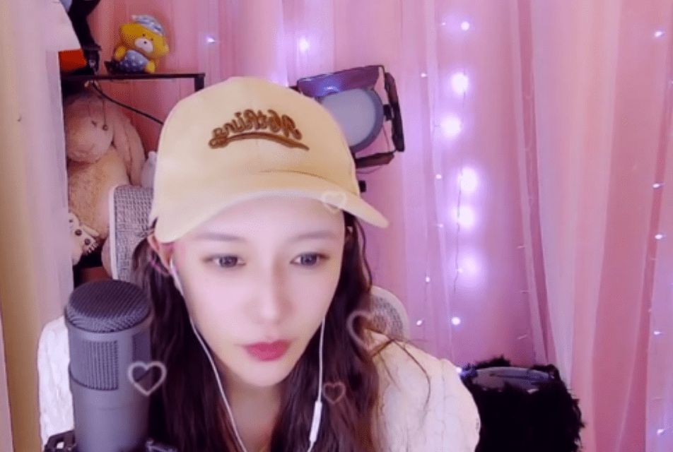 有两个女主播直接追着要加他v,然后要空降他