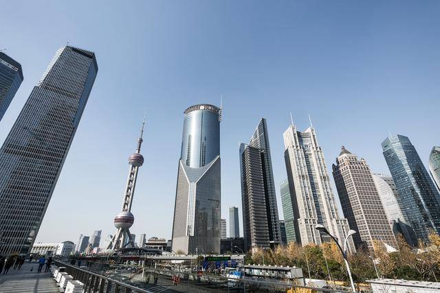 陆家嘴位于上海市浦东新区的黄浦江东岸,与外滩和南京路并列为上海的