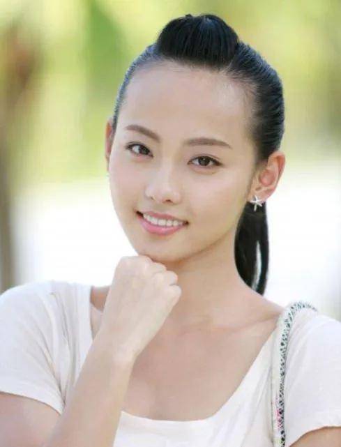 强人感,反而让五官远不如张嘉倪立体甚至还有"甩饼"外号的大s压了一头