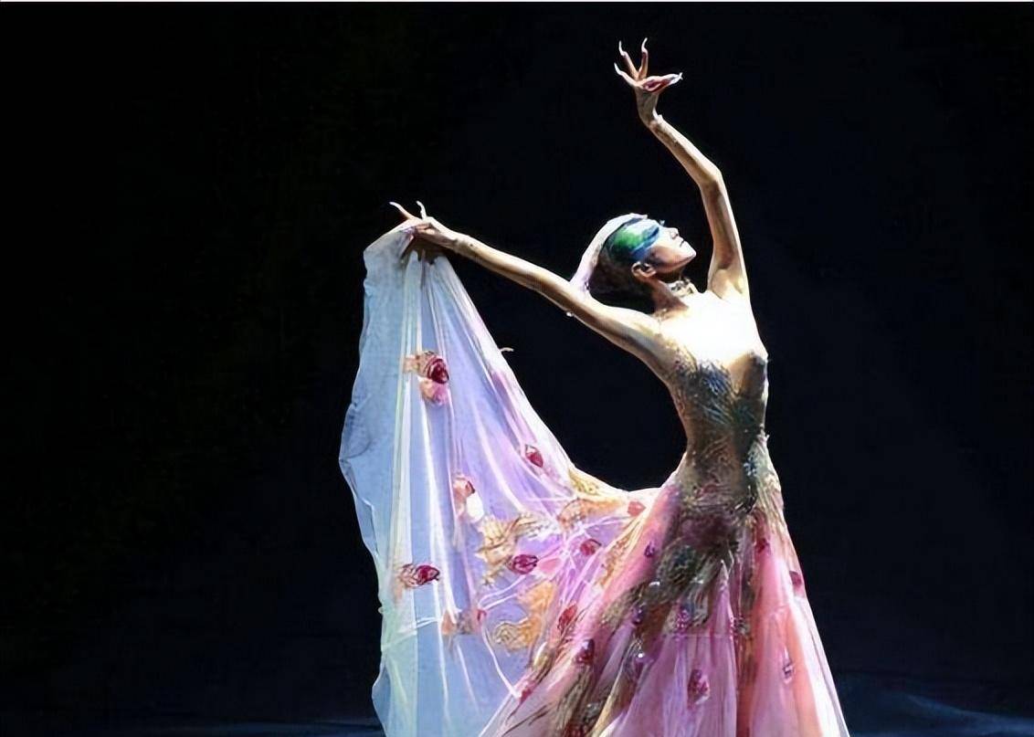 为了更好地表演孔雀舞,杨丽萍可以终身不生儿育女,只为将体重维持在八