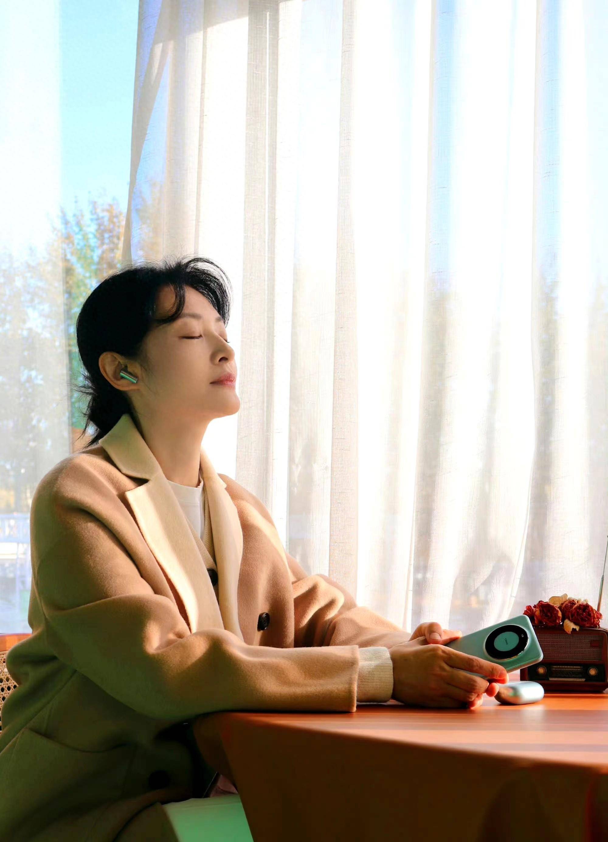 55岁周涛晒出美照,身穿连帽驼色大衣,尽显温柔气质!_女性_时尚_魅力