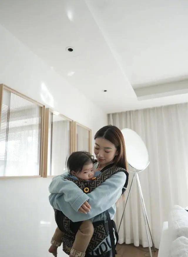 郑恺前任程晓玥带女儿出街,母女穿搭潮流超养眼,胖