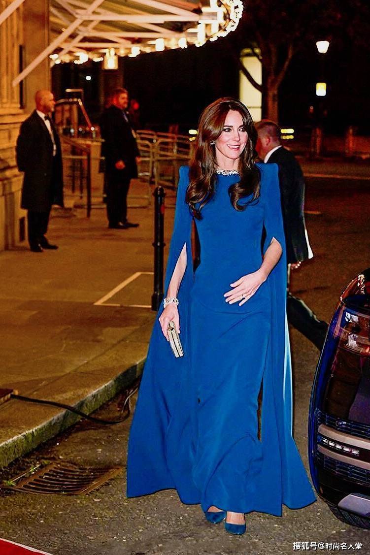 凯特王妃参加皇家演出,穿孔雀蓝高垫肩水袖拖地晚礼服,惊艳登场