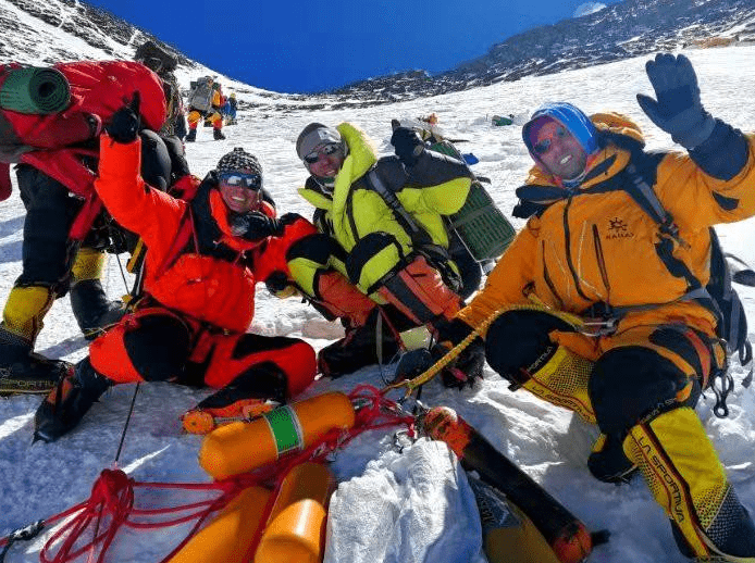 喜马拉雅山“出事”了？冰雪融化后，湖里发现的东西露出了真面目(图2)