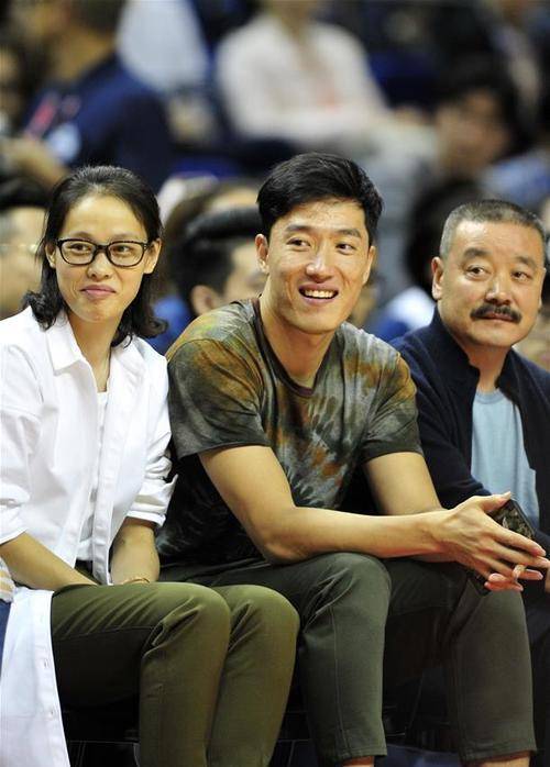 中国飞人刘翔:破世界记录,身价10亿,如今退役二婚六年不要孩子_比赛