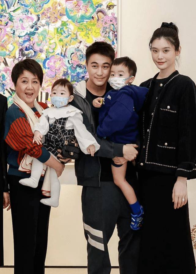 奚梦瑶女儿的正脸,才知道四太梁安琪的基因有多强大_何猷君_孩子_儿子